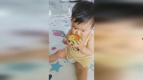 3岁小朋友在家吃瓜视频,萌态十足萌翻网友